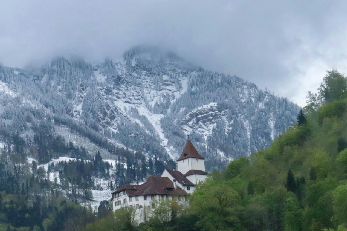 I 20 castelli più affascinanti delle Alpi italiane immersi in panorami mozzafiato