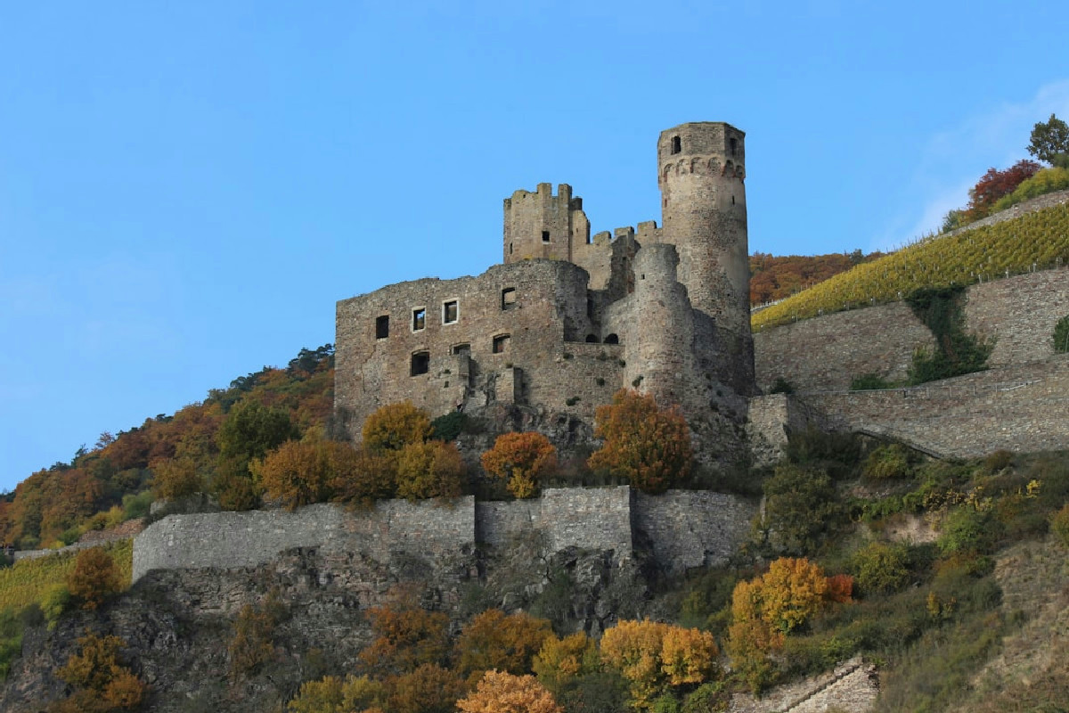I 20 castelli più affascinanti delle Alpi italiane immersi in panorami mozzafiato