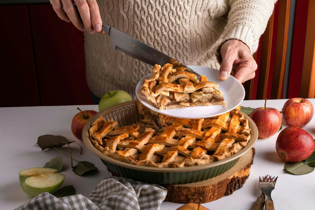 Crostata di mele fragrante e semplice: dolce tradizionale pronto in pochi passaggi a casa