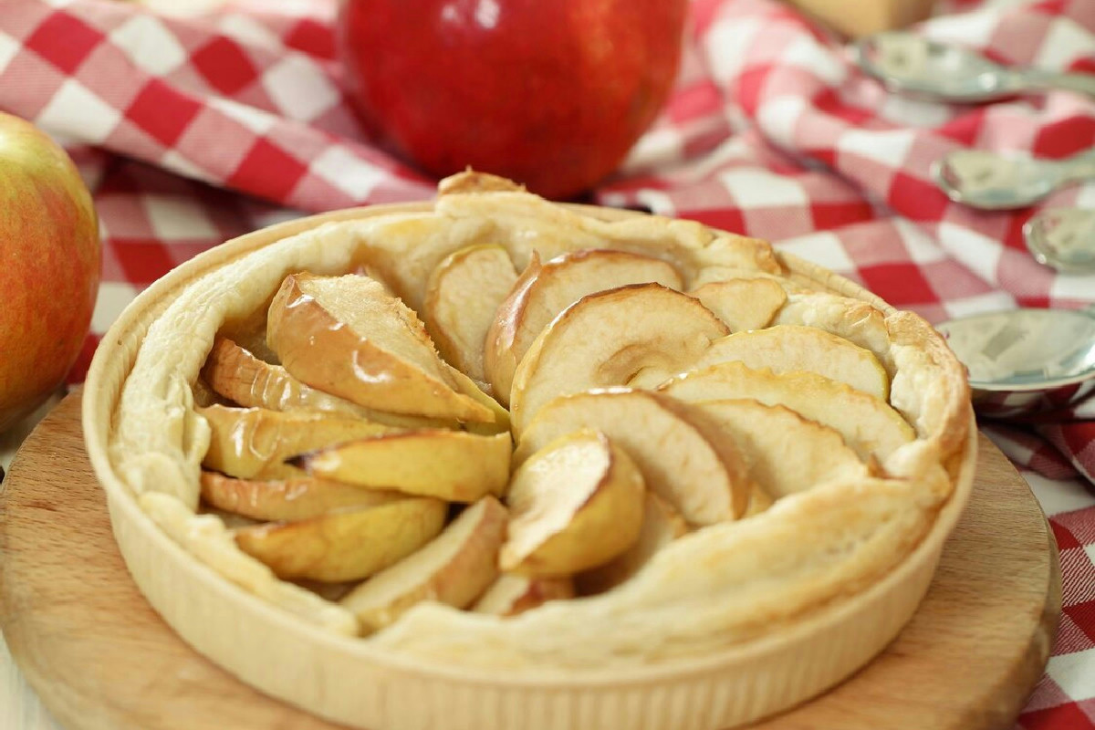 Crostata di mele fragrante e semplice: dolce tradizionale pronto in pochi passaggi a casa
