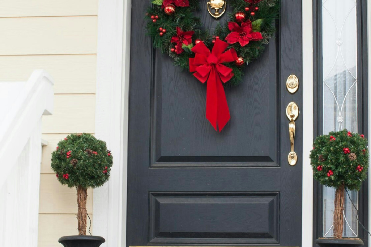 Idee per rendere l’ingresso natalizio un’accoglienza festiva unica con trucchi per casa e giardino