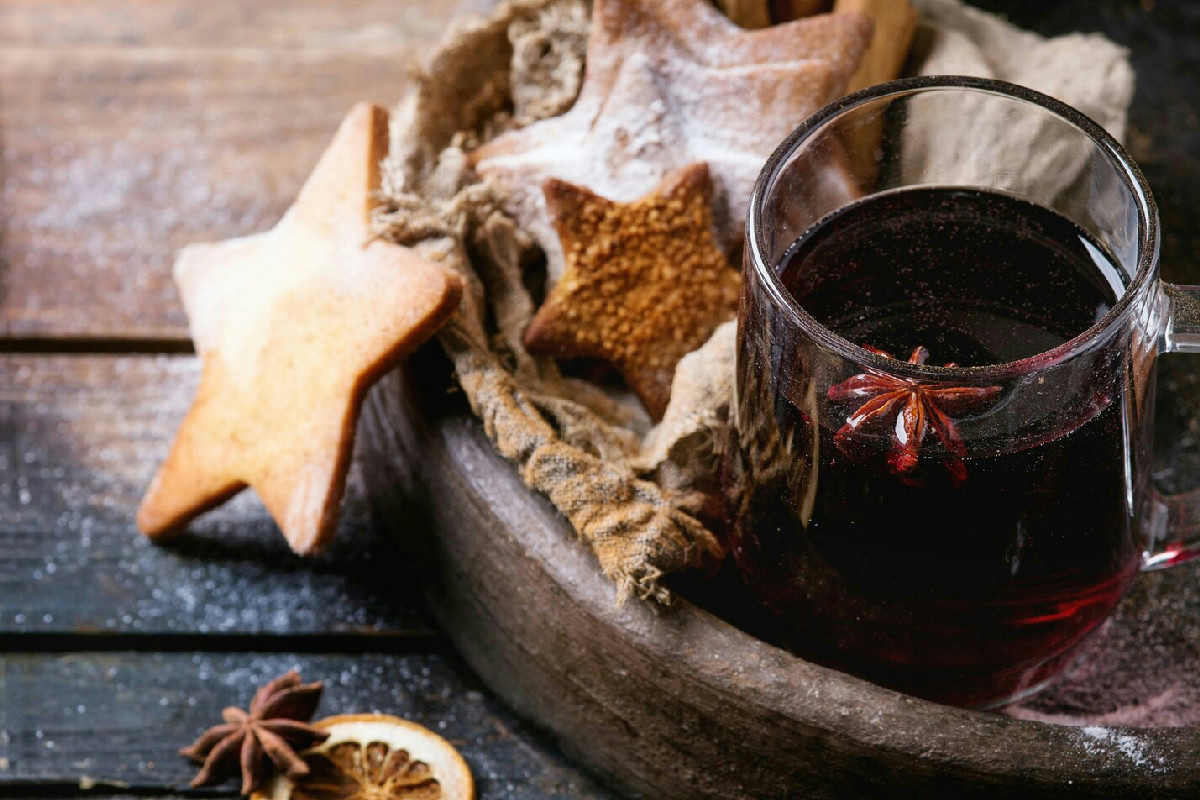 Con l’arrivo del freddo, il vin brulé diventa la bevanda ideale per riscaldare le serate invernali