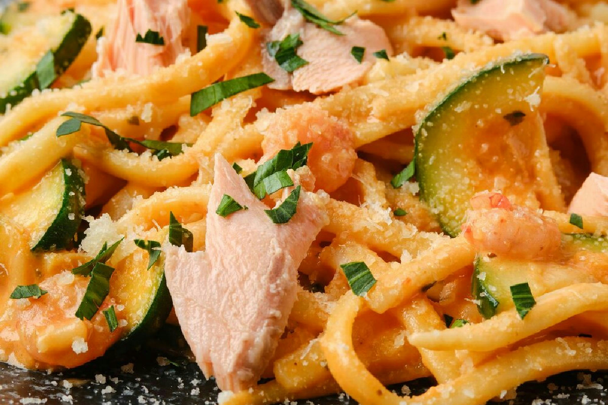 Pasta cremosa al salmone affumicato: il piatto raffinato ideale per ogni occasione elegante