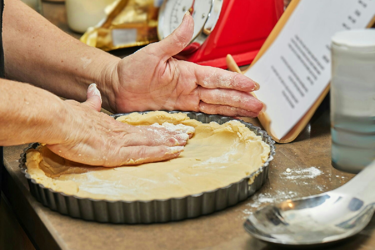 Quando la tradizione diventa dolcezza: la torta della nonna nella sua versione autentica e irresistibile