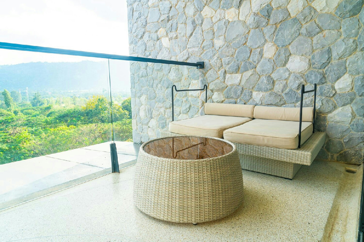 Rendere unico il terrazzo con atmosfere mediterranee, palette vivaci e piante rigogliose